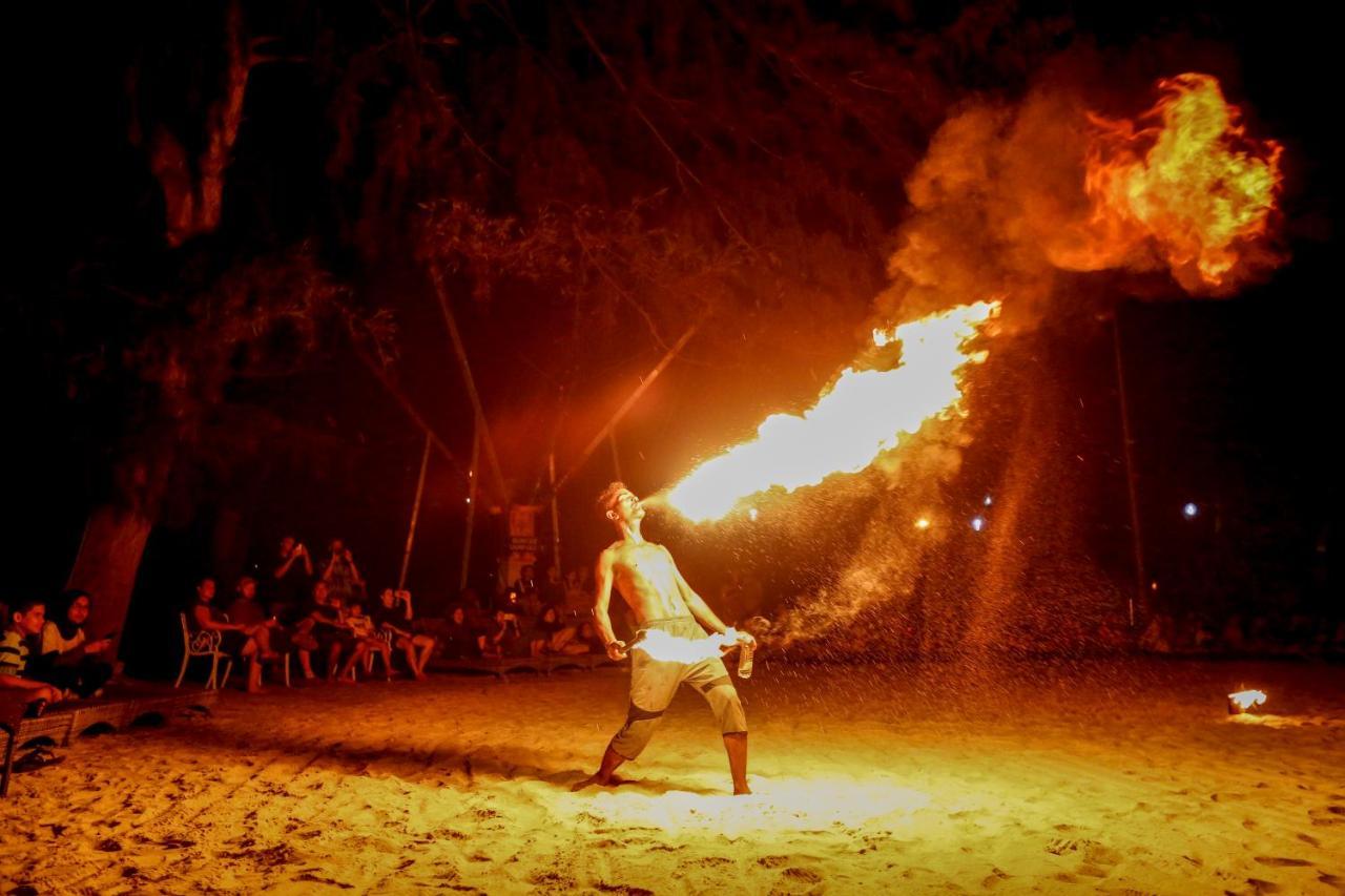 Avani Sepang Goldcoast Resort Кампонг-Баган-Лаланг Екстер'єр фото Luau fire dancer
