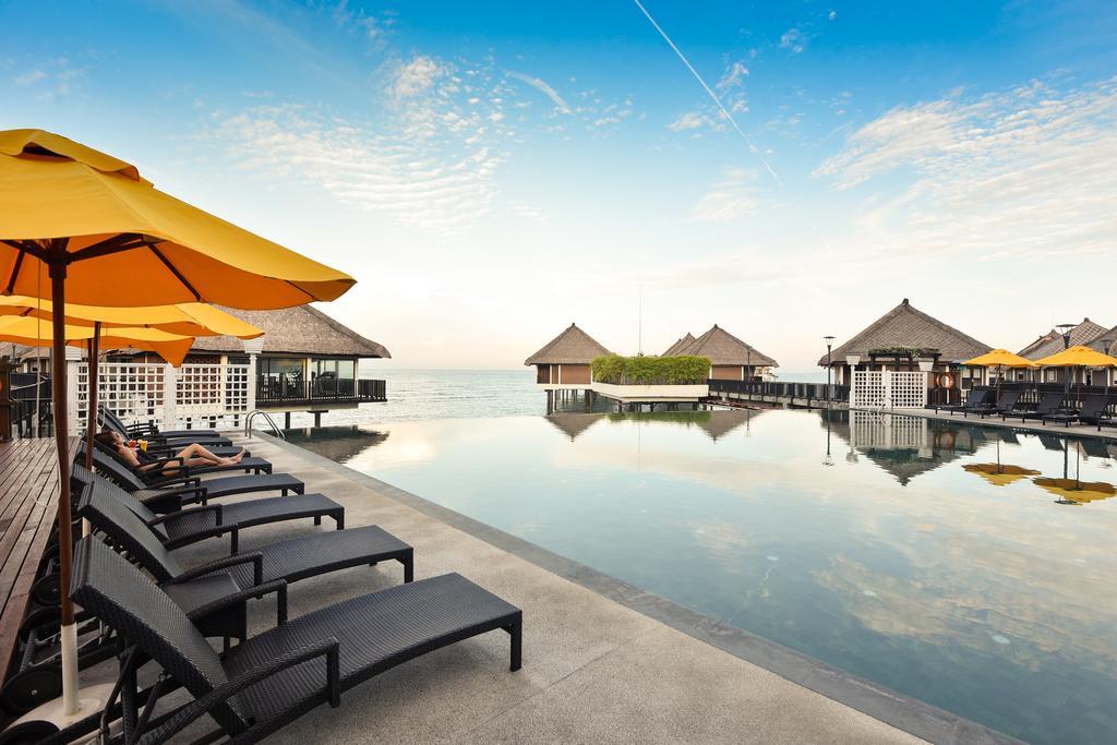 Avani Sepang Goldcoast Resort Кампонг-Баган-Лаланг Екстер'єр фото The resort's infinity pool